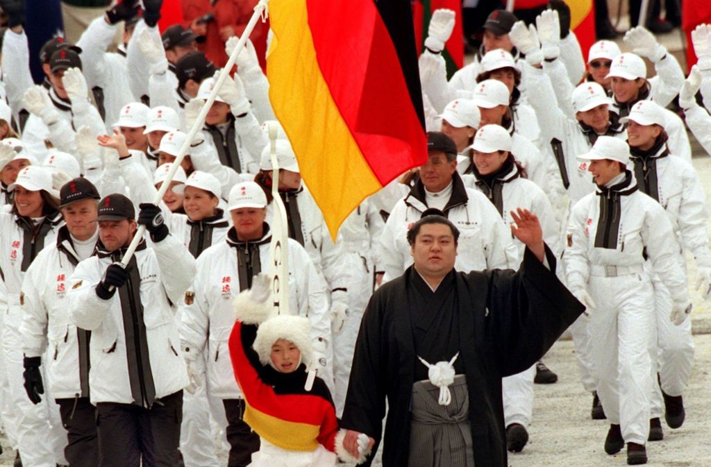 Vier Jahre später im japanischen Nagano kleideten sich die deutschen Athleten ganz in weiß. Sogar die Mützen und Handschuhe waren damals weiß.