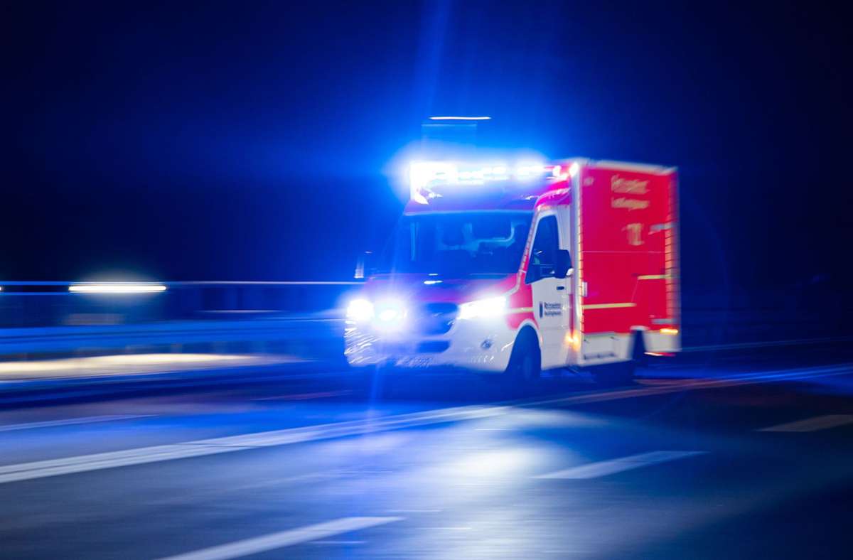 Der Unfallfahrer wurde vom Rettungsdienst in eine Klinik gebracht (Symbolfoto). Foto: picture alliance/dpa/Marcel Kusch