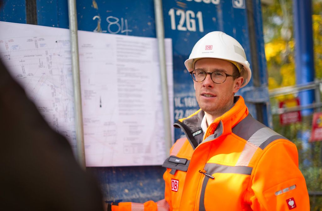 Sebastian Heer, zuständig für den Tunnelbau Innenstadt, vor den Plänen des Rettungsschachts am Rande des Rosensteinparks.