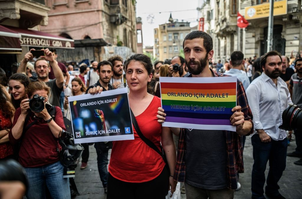 Auch in Istanbul gingen Menschen aus Solidarität mit den Opfern von Orlando auf die Straßen. „Justice for Orlando“ steht auf diesem Plakat.