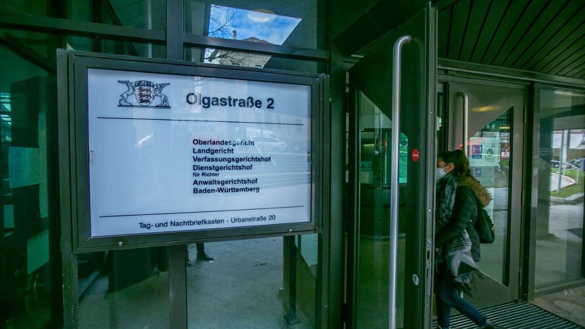 Prozess in Stuttgart: Esslingerin soll 86-Jährige aus dem Bus gestoßen haben