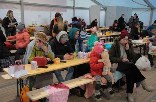 In Zelten werden die Flüchtlinge bei ihrer Ankunft in Berlin mit dem Nötigsten versorgt. Foto: imago//Rolf Kremming