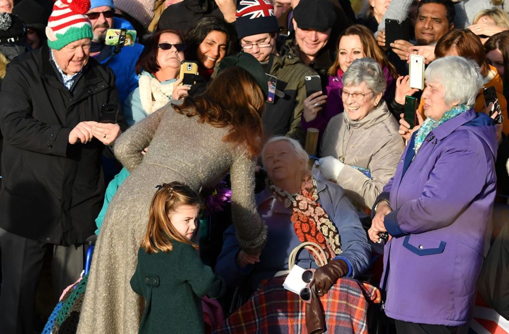 Herzogin Kate mischt sich mit ihrer Tochter unters Volk.