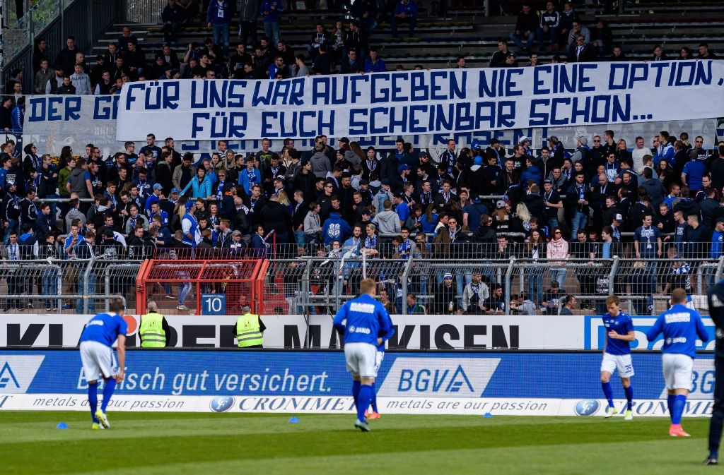 Die Fans des Karlsruher SC verhöhnen ihre Mannschaft schon vor dem Spiel. Foto: Bongarts
