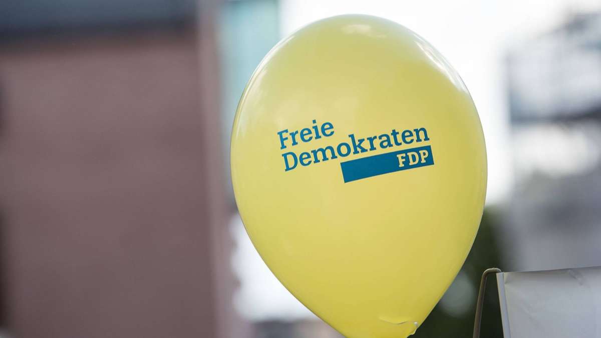  Die Delegierten der FDP haben zugestimmt: Die Partei nimmt Koalitionsverhandlungen mit SPD und Grünen auf, an deren Ende eine Ampel-Koalition stehen könnte. 