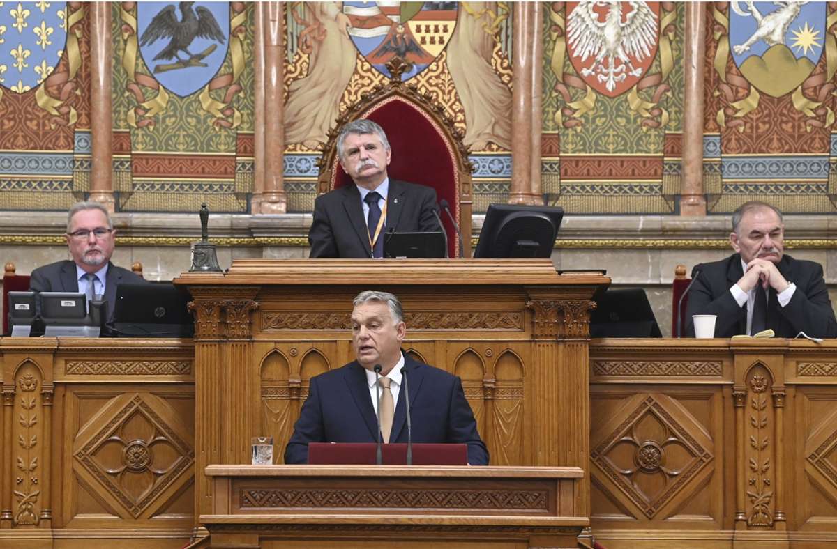 In einer Rede vor dem Parlament in Budapest kündigte Ungarns Premier Viktor Orbán eine Volksbefragung zu den Russland-Sanktionen an. Foto: dpa/Zoltan Mathe