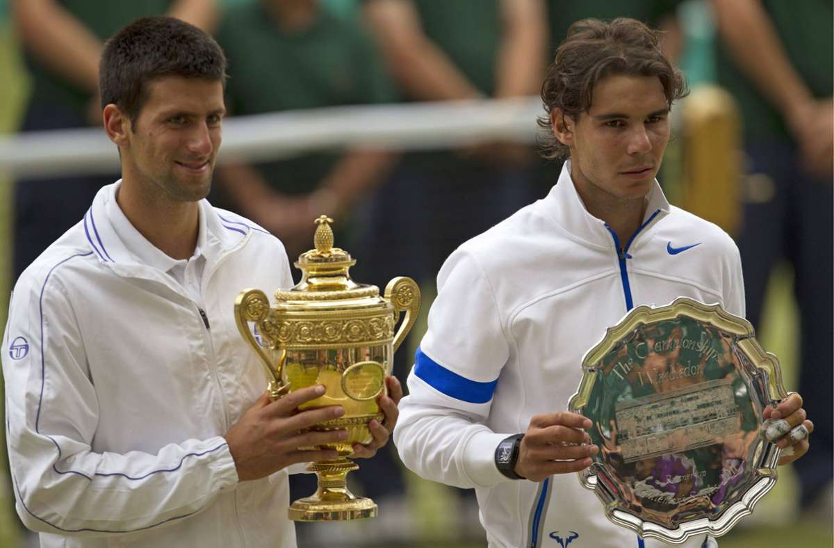 2011 ist das erste ganz große Jahr des „Djokers“: Australian-Open-Sieger, Wimbledon-Sieger, US-Open-Sieger. Dazu wird der Serbe zum ersten Mal Nummer eins der Tennis-Weltrangliste. Und nicht nur Rafael Nadal, hier nach dem Wimbledon-Finale, hat oft das Nachsehen.