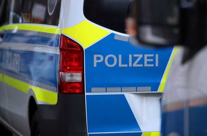 Stuttgart-Ost: Mann demoliert Streifenwagen vor Polizeirevier