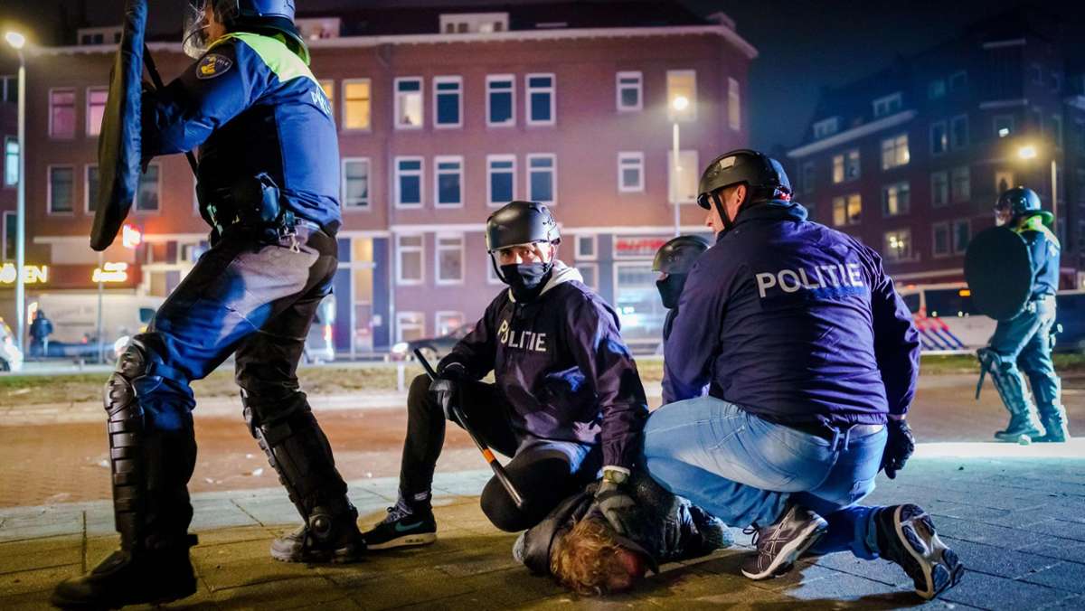 Corona-Krawalle in Niederlanden: Schwere Unruhen in Rotterdam – zehn Polizisten verletzt