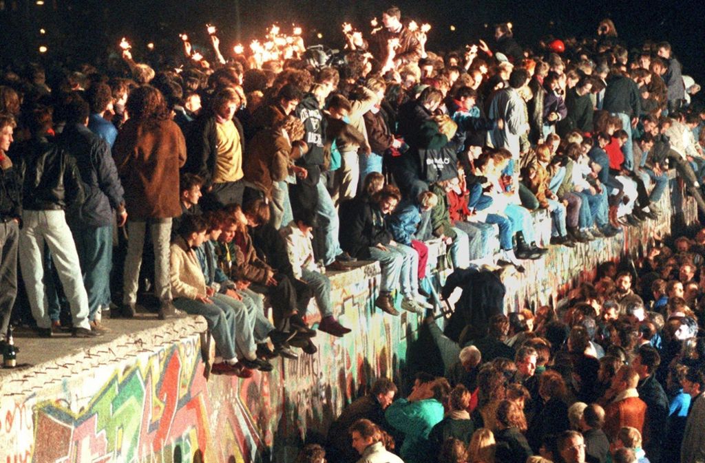Wenige Wochen nach der Maueröffnung 1989 hatte der Sänger und Schauspieler auf der Silvesterparty am Brandenburger Tor seinen Hit „Looking for Freedom“ gesungen. Die Bilder von sich in den Armen liegenden Berlinern gingen um die Welt.