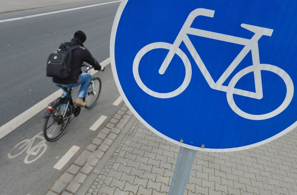 Ist ein Fahrradweg mit diesem Schild gekennzeichnet, müssen Radfahrern ihn benutzen. Wer dies nicht tut, muss mit einer Strafe von bis zu 35 Euro rechnen.
