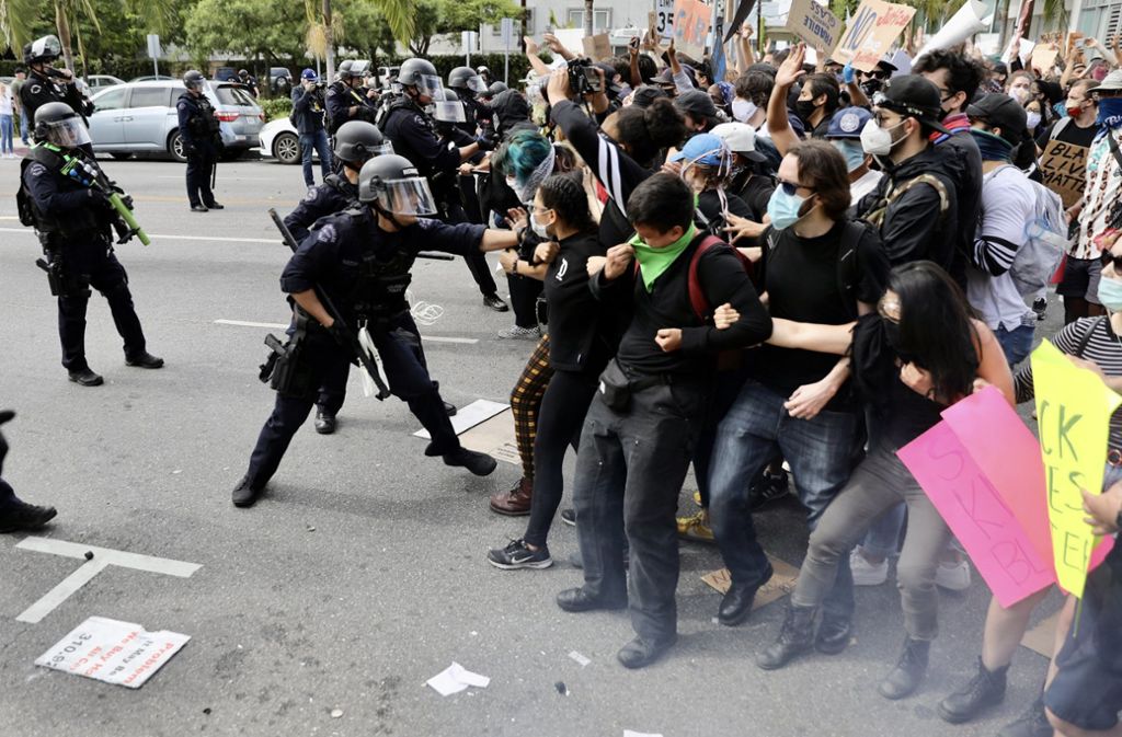 ... Demonstranten und der Polizei.