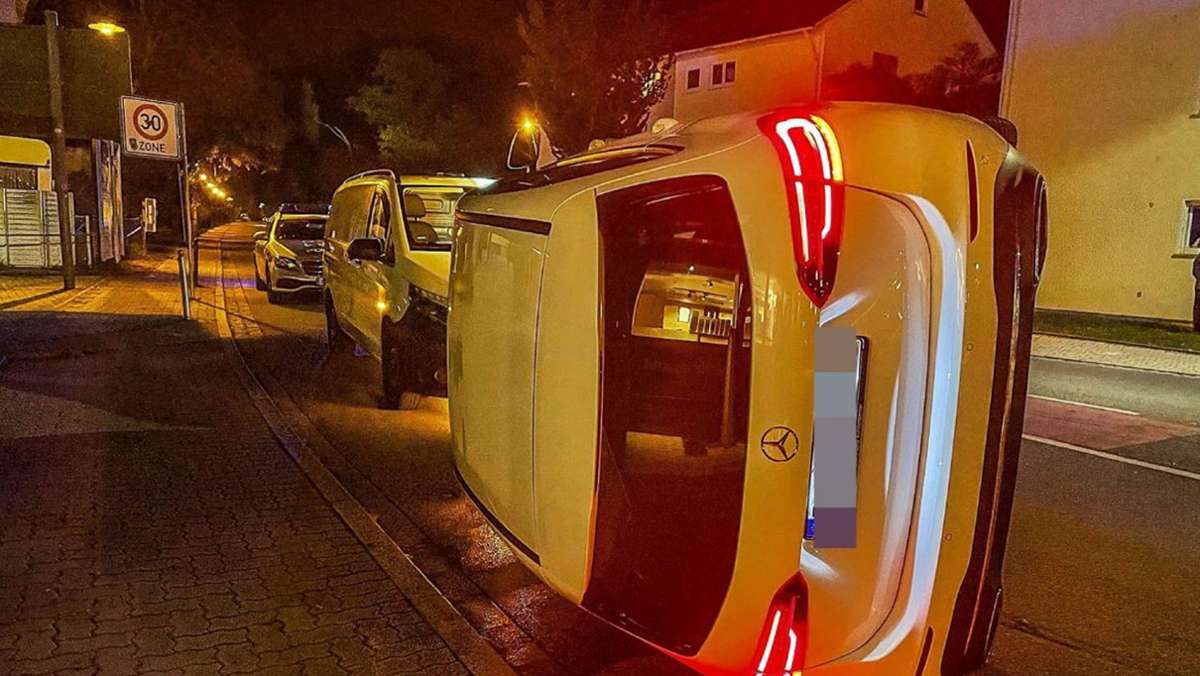 Kurioser Unfall in Renningen: Mercedes-Fahrer schanzt über Verkehrsinsel und kippt auf die Seite