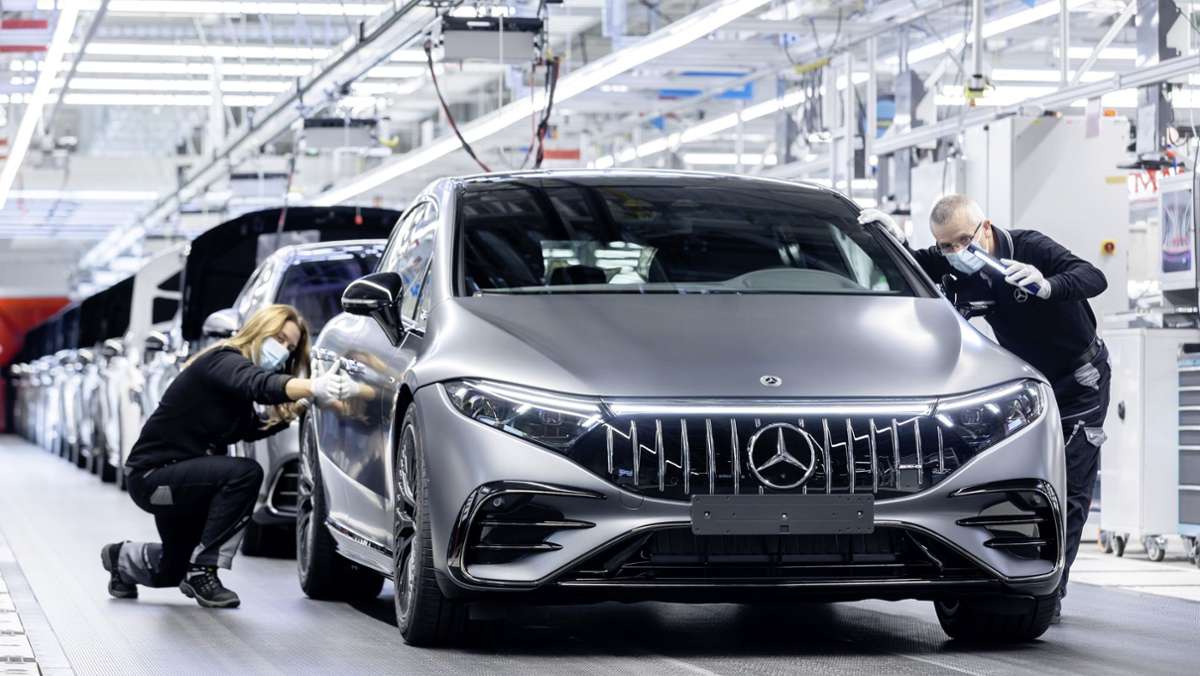 Präsent von Mercedes: Warum Mercedes seinen Mitarbeitern Fleecejacken schenkt