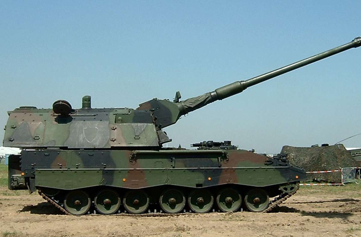 Deutschland: Die Panzerhaubitze 2000 (PzH 2000) ist ein selbstfahrendes gepanzertes Artilleriegeschütz, das von den deutschen Unternehmen Krauss-Maffei Wegmann und Rheinmetall produziert wird. Sie ist das Standardgeschütz der Artilleriebataillone der Bundeswehr und ersetzte dort die Panzerhaubitze M109.