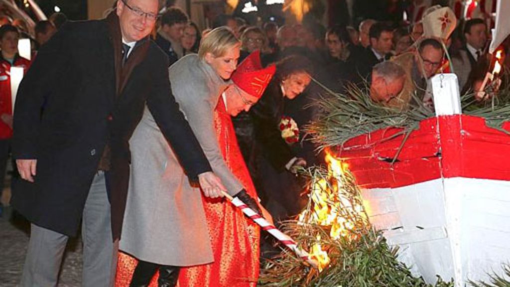  Zu Ehren der Heiligen Devota: Fürstin Charlène von Monaco und ihr Mann Albert haben gemeinsam ein Fischerboot in Brand gesetzt. So ist es Tradition in Monaco. Die zwei Wochen vor Weihnachten geborenen Zwillinge Gabriella und Jacques waren nicht dabei. 