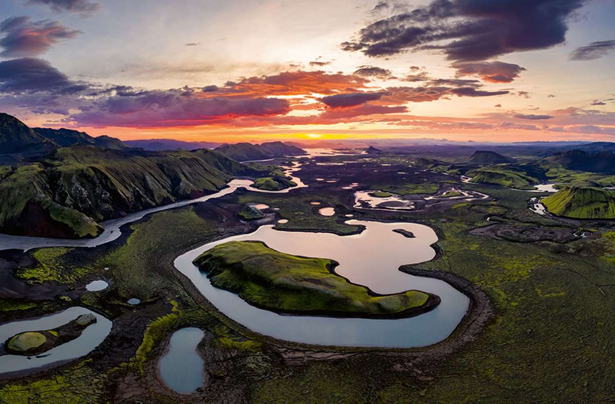 Seen gibt es viele in Island – bei Sonnenaufgang morgens um drei Uhr leuchten ihre Silhouetten.