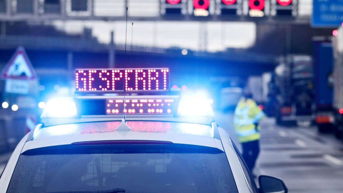 A8 bei Pforzheim voll gesperrt: Schwerer Unfall mit drei Lastwagen – zwei Schwerverletzte