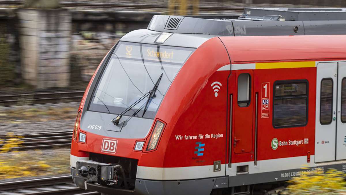 Unfall am Bahnhof Winnenden: 59-jähriger Mann stürzt vor stehende  S-Bahn