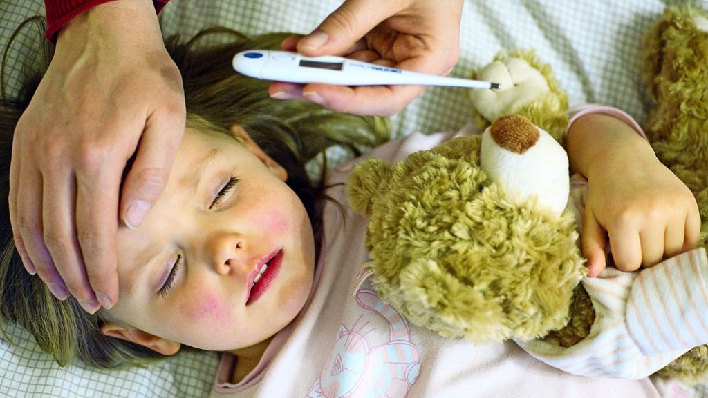  Ein Stuttgarter Infektionsexperte erklärt, wann die Influenza bei Kindern schwere Verläufe nehmen kann. Und er sagt, was Eltern tun können, wenn ihr Nachwuchs krank wird. 