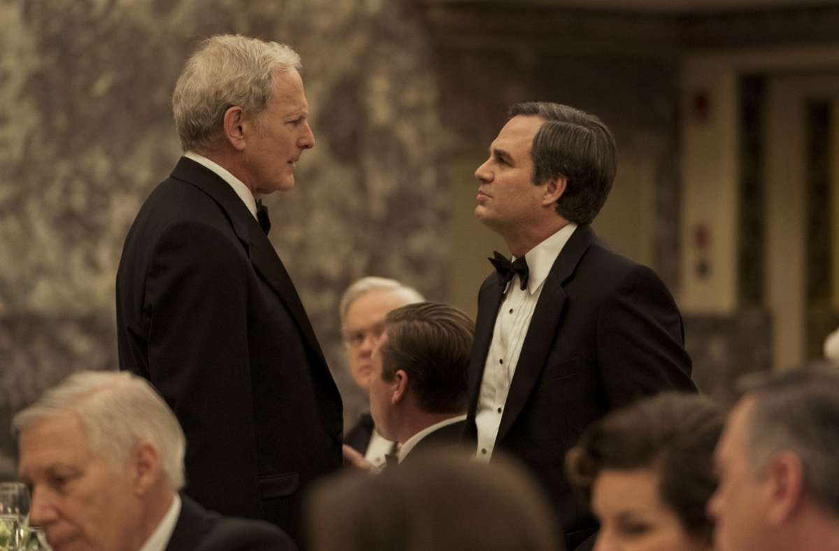 „Vergiftete Wahrheit“: Der Anwalt Robert Bilott (Mark Ruffalo, rechts) konfrontiert bei einem Dinner den Chemieboss Phil Donnelly (Victor Garber)