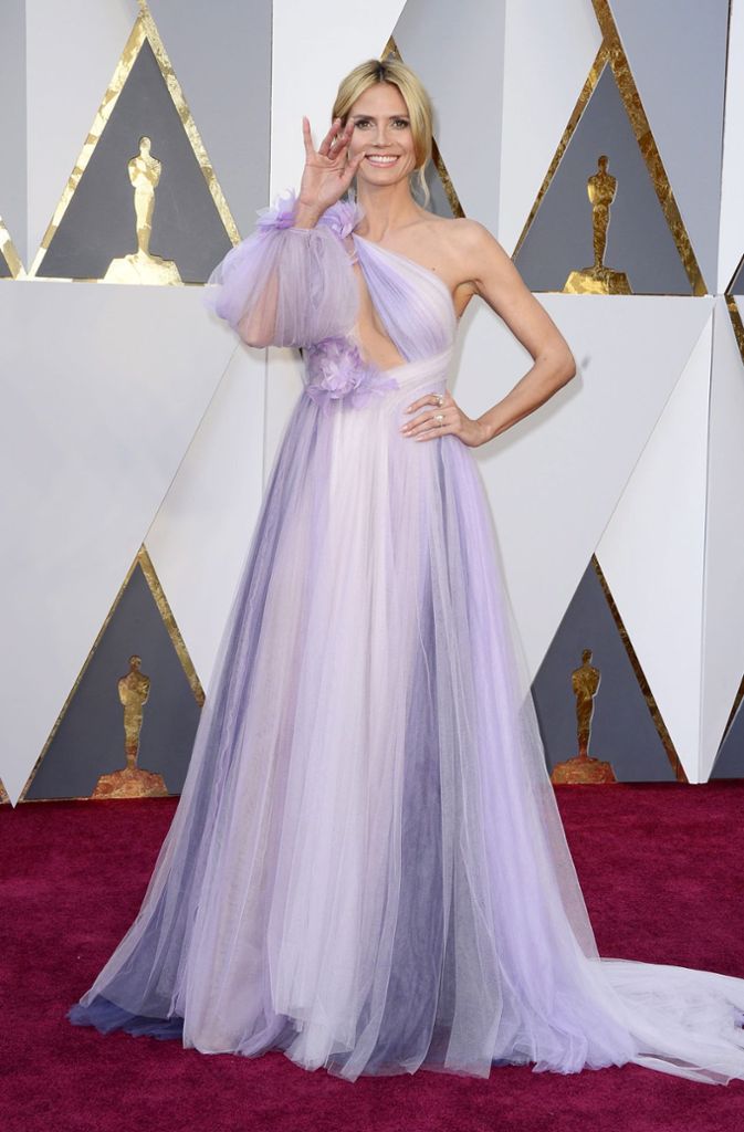 Albtraum in Blasslila: Dieses Kleid erinnert eher an eine Gardine in einem Fußpflegestudio als an eine Oscar-Robe