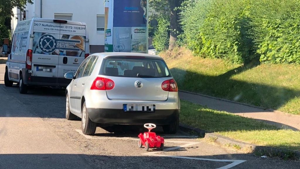  Das Foto ist eindeutig: Dieses rote Cabriolet parkt innerhalb einer Grenzmarkierung. Dennoch folgt nur eine mündliche Ermahnung. Mit diesem Posting auf Facebook erheitert die Polizei Ludwigsburg das Netz. 