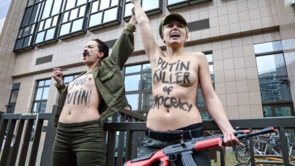  Zwei Femen-Aktivistinnen haben am Dienstag in Brüssel gegen den Besuch des russischen Präsidenten Wladimir Putin beim EU-Russland-Gipfel protestiert. 