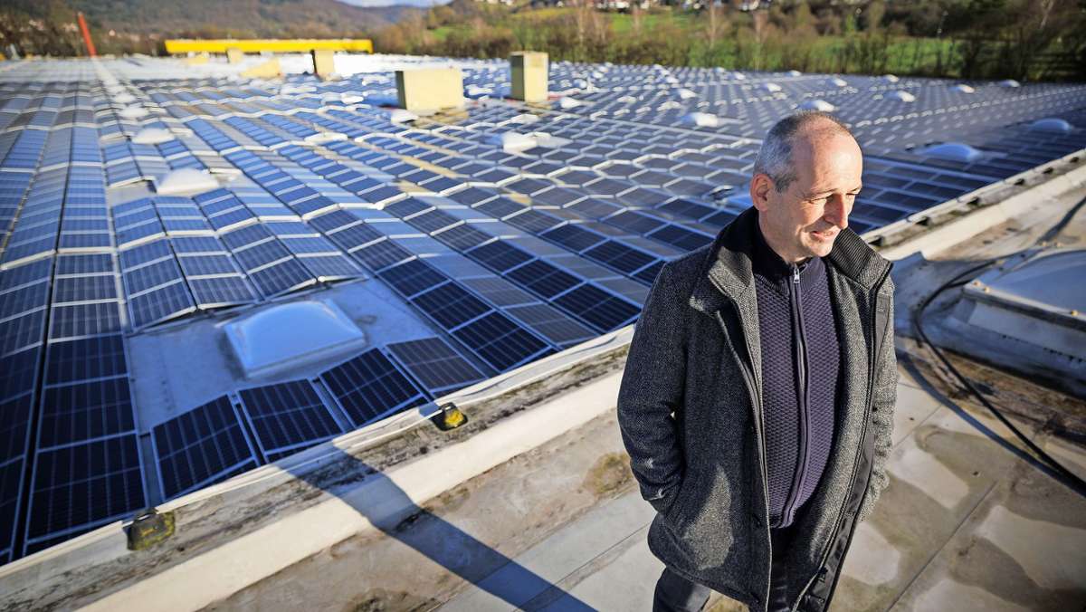  Weil das Flachdach wie gemacht ist für Fotovoltaik, investiert die Firma Wiedmann 3,5 Millionen in die vermutlich kreisweit leistungsstärkste Anlage. Mit dem Solarpark hat das Unternehmen noch viel vor. 