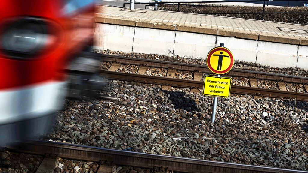  Mitte Mai wurde ein 17-Jähriger in Stuttgart-Rohr von einer S-Bahn mitgeschleift, dabei wurde ihm ein Bein abgetrennt. Eine Überwachungskameras hätte den Unfall aufzeichnen sollen. Aber sie war kaputt. 