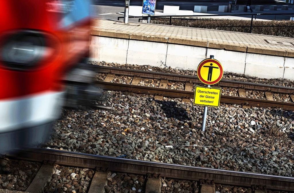 Das Überqueren der Gleise kann tödlich enden, warnt die Polizei.  Züge seien oft erst spät zu hören. Foto: Lichtgut/Kovalenko