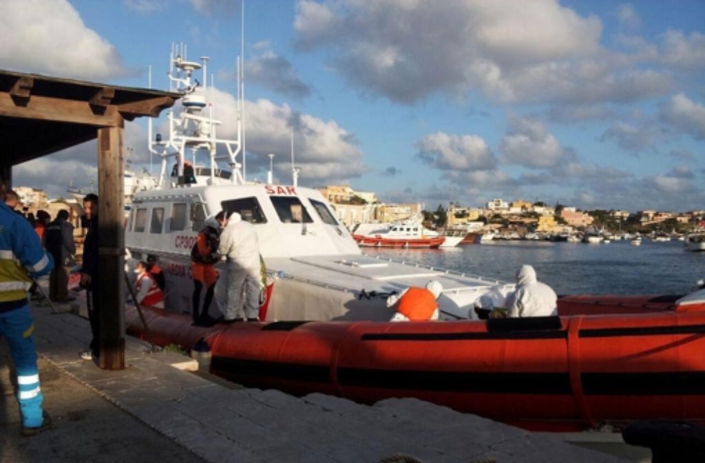 Flüchtlinge im Hafen von Lampedusa Foto: dpa