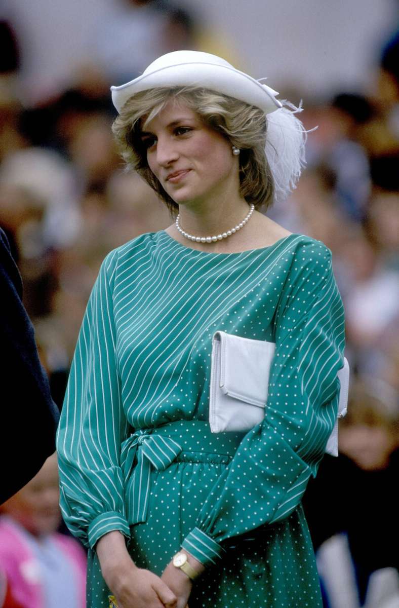 1983: Pünktchen, Streifen, Blusenärmel – dieses Kleid war in den 80ern hochaktuell.