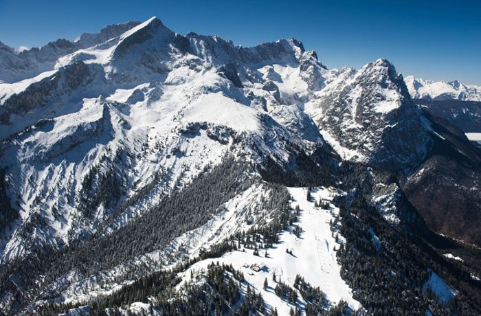 Tödlicher Unfall im Wettersteingebirge: 28-jähriger Bergsteiger stürzt 350 Meter in die Tiefe