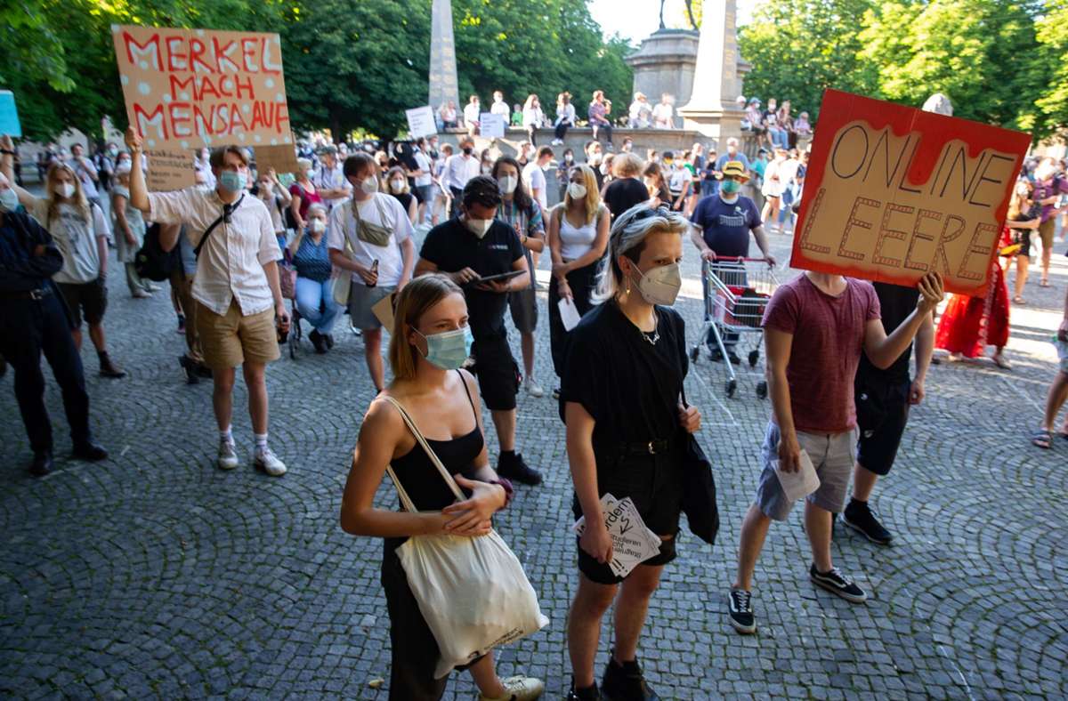 Die Studierenden beim Protest auf dem Karlsplatz Foto: LICHTGUT/Leif Piechowski/Leif Piechowski