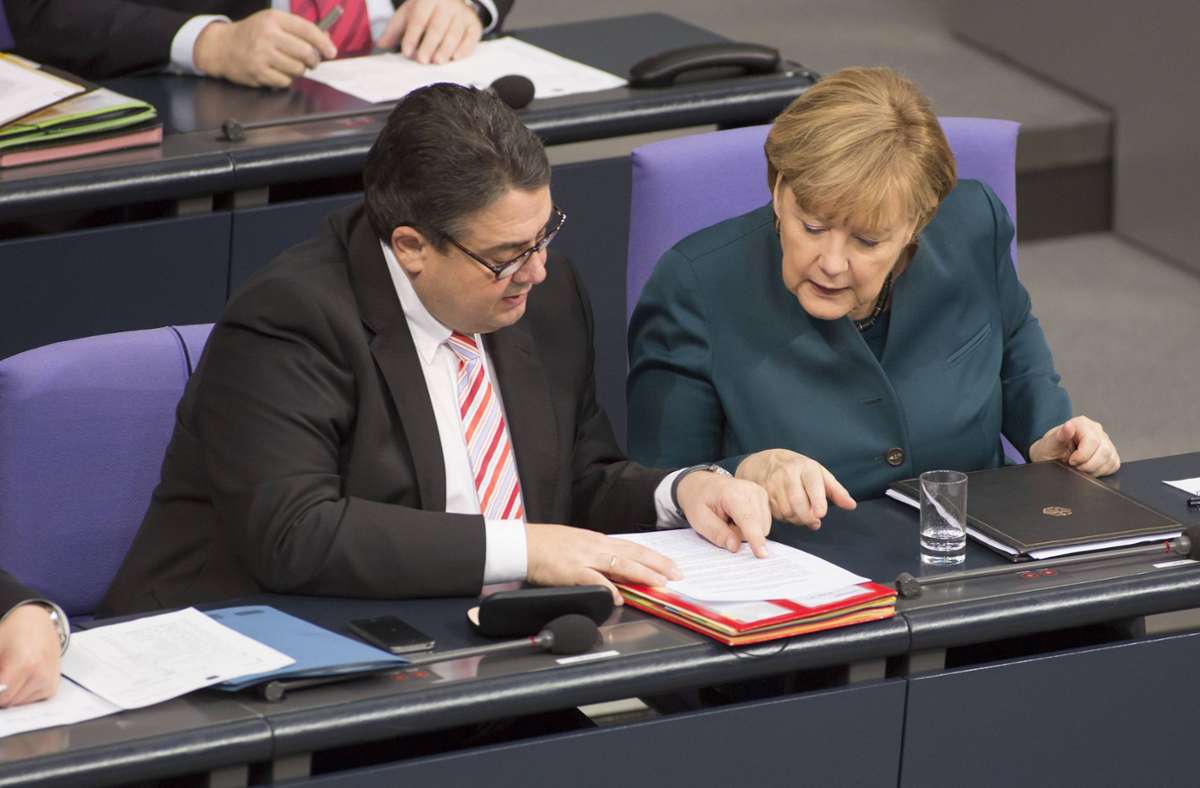 Als die FDP 2013 den Sprung in den Bundestag verpasst, kommt es erneut zur Großen Koalition. Merkels Vizekanzler wird der SPD-Vorsitzende Sigmar Gabriel (links).
