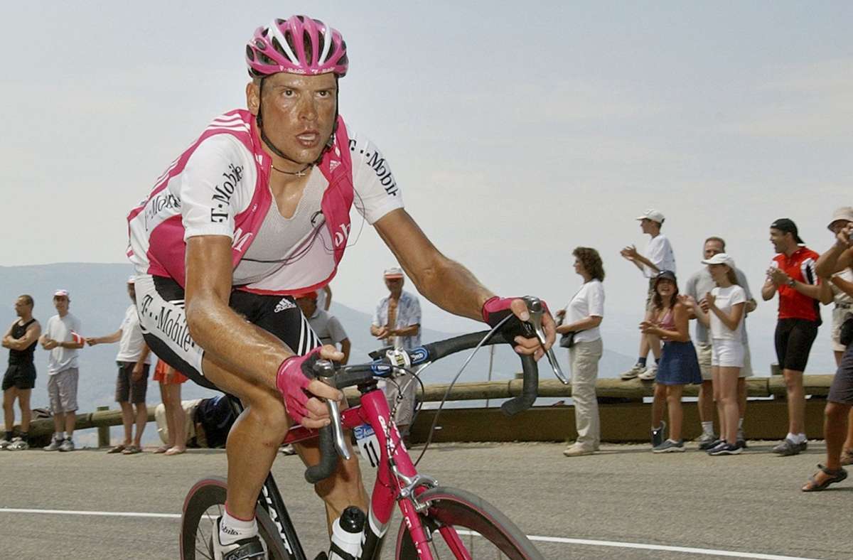 Der Ex-Radprofi Jan Ullrich im Jahr 2004 bei der 15. Tour der France. Foto: AP/Peter Delong