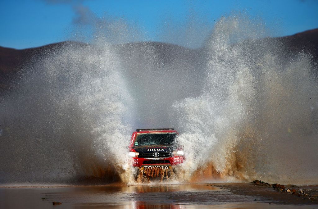 Conrad Rautenbach aus Zimbabwe rast im Toyota durch Wasser.
