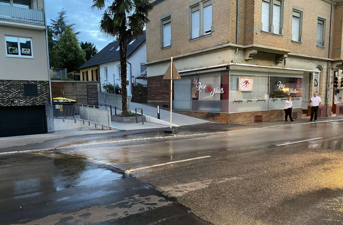Gegen 4.15 Uhr rief ein Passant die Polizei und meldete das austretende Wasser an der Gablenberger Hauptstraße.