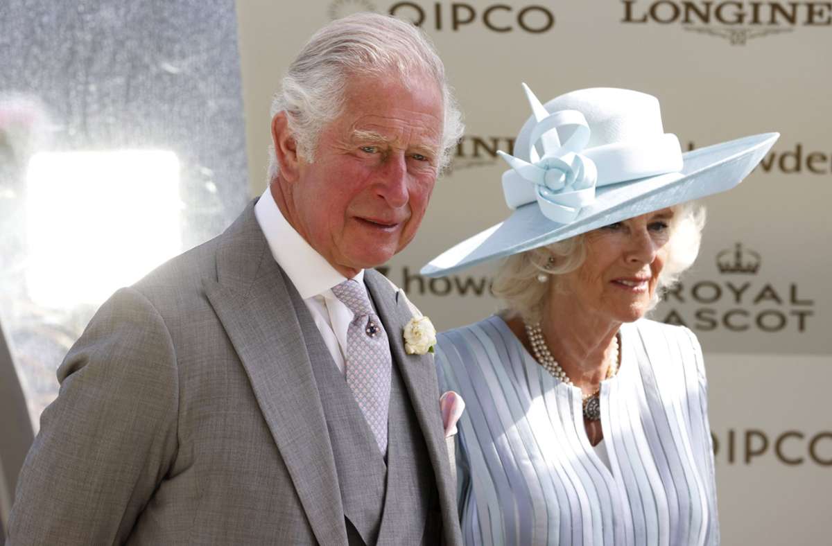 Am Eröffnungstag kam die Herzogin von Cornwall mit ihrem Mann Prinz Charles nach Ascot.
