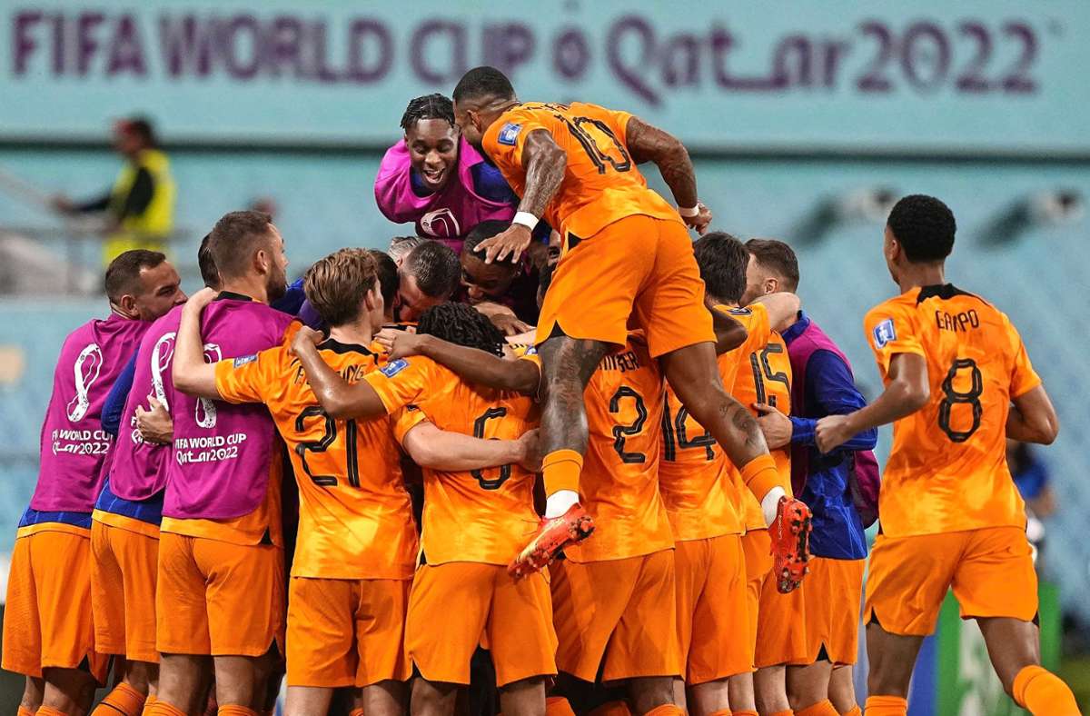 Als orangefarbene Jubeltraube feiern die Niederländer ihren Einzug ins Viertelfinale. Foto: dpa/Martin Meissner