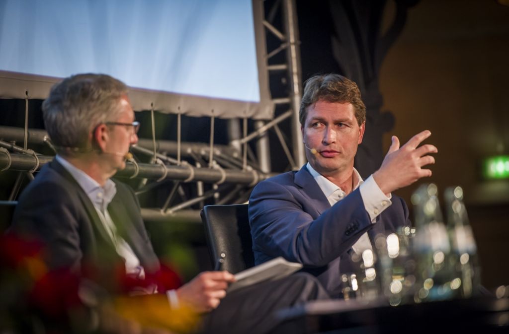 StZ-Chefredakteur Joachim Dorfs (links) mit Mercedes-Vertriebschef Ola Källenius
