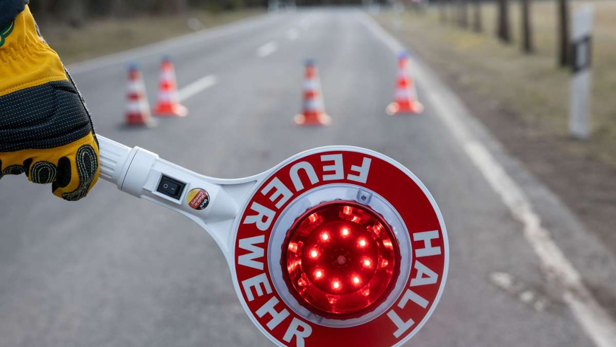  Bei einem Zusammenstoß mit einem VW-Bus in einer Kurve bei Weilheim/Teck (Kreis Esslingen) ist eine 21-jährige Motorradfahrerin schwer verletzt worden. Beide Fahrzeuge mussten nach dem Unfall abgeschleppt werden. 