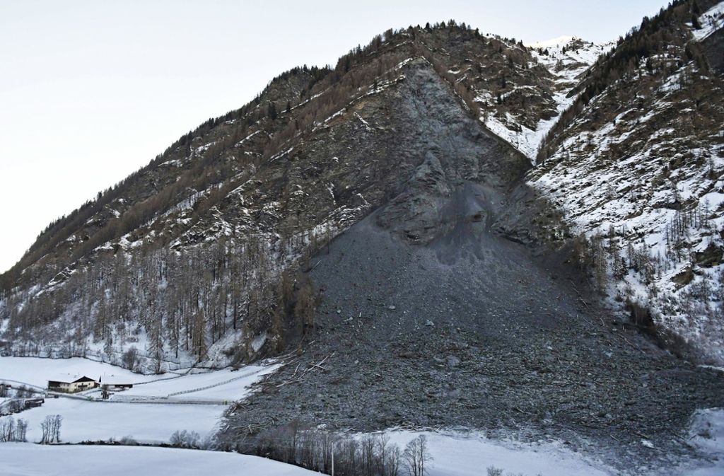 24. Dezember 2017: 117 000 Kubikmeter Gestein verschütteten bei Vals in Tirol eine Landesstraße, drei Häuser wurden evakuiert, ein Notweg wurde gebaut.