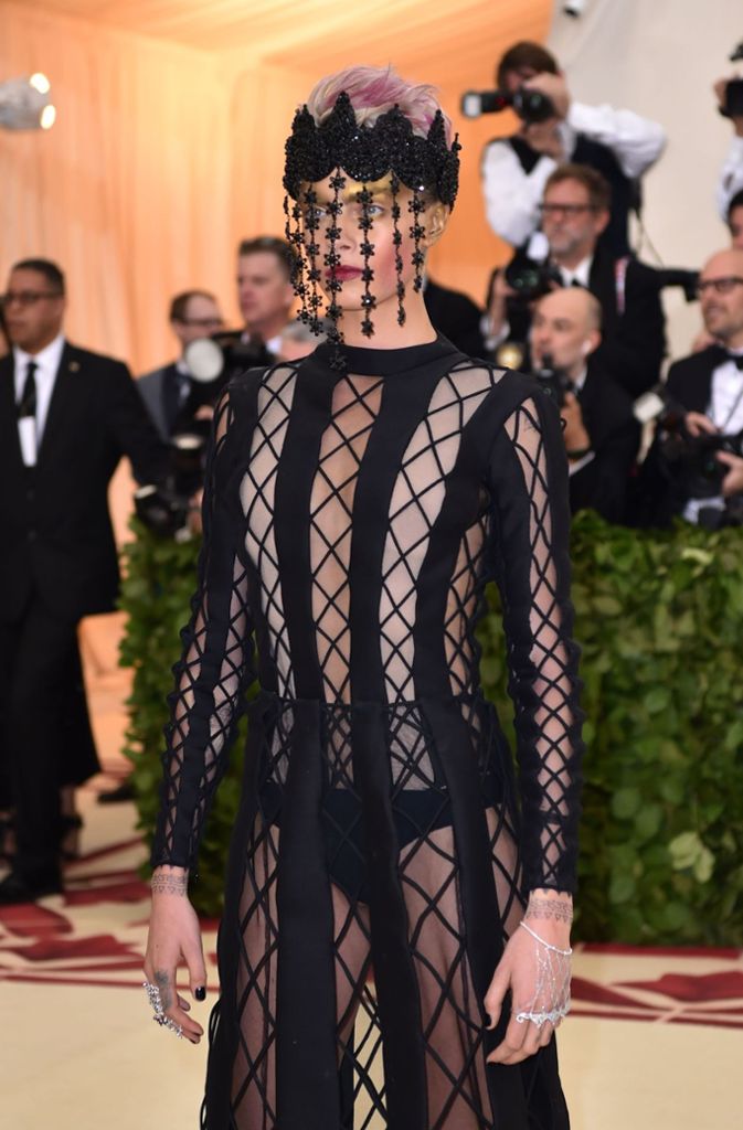 Ob Model Cara Delevingne durch den Vorhang vor ihrem Gesicht viel sehen konnte, ist fraglich.