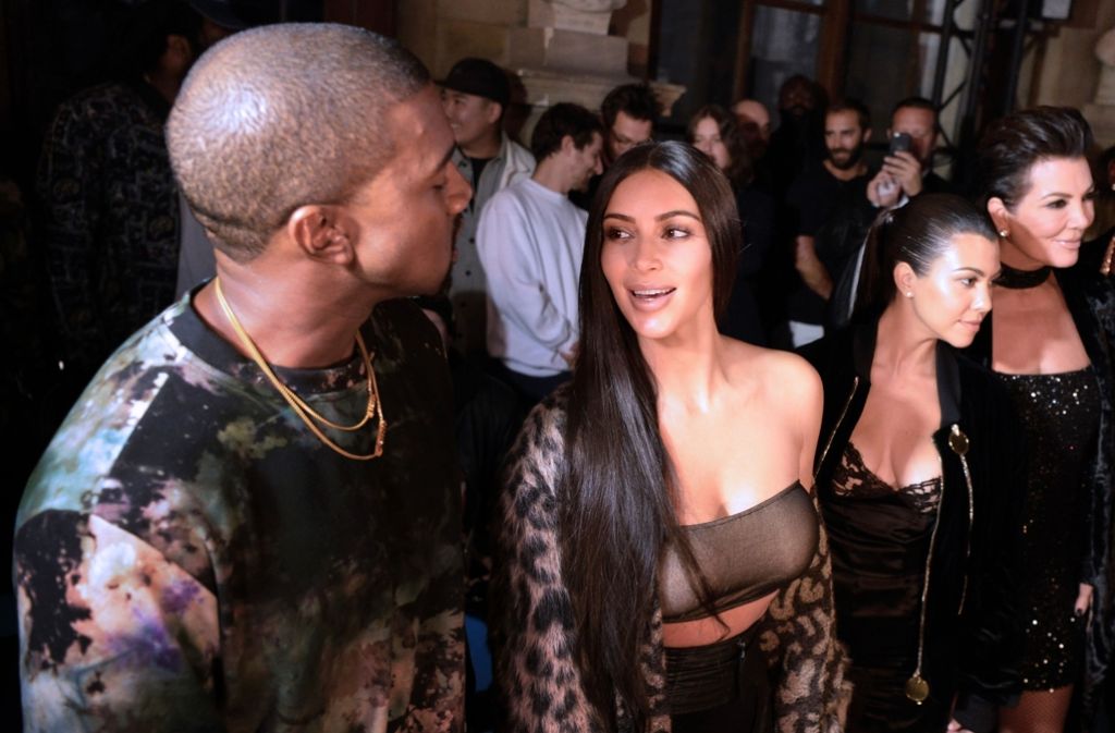 Kim Kardashian fröhlich im Kreise ihrer Lieben. Bei diesem Auftritt ahnte sie nicht, dass sie vier Tage später überfallen werden würde.