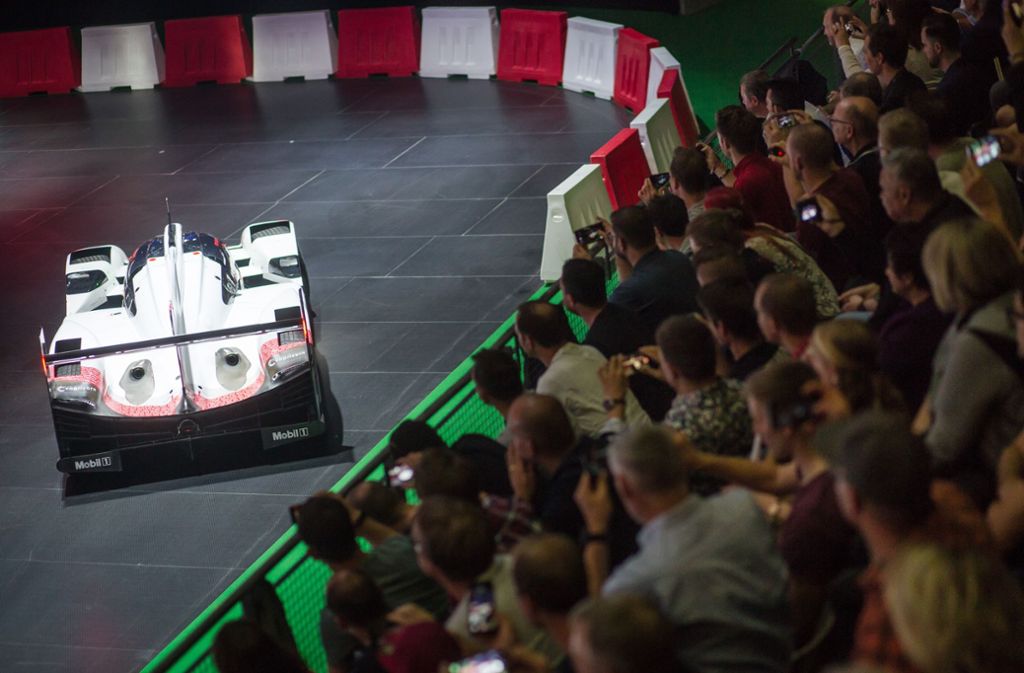 Auch ein Porsche 919 Hybrid wird dem begeisterten Publikum präsentiert