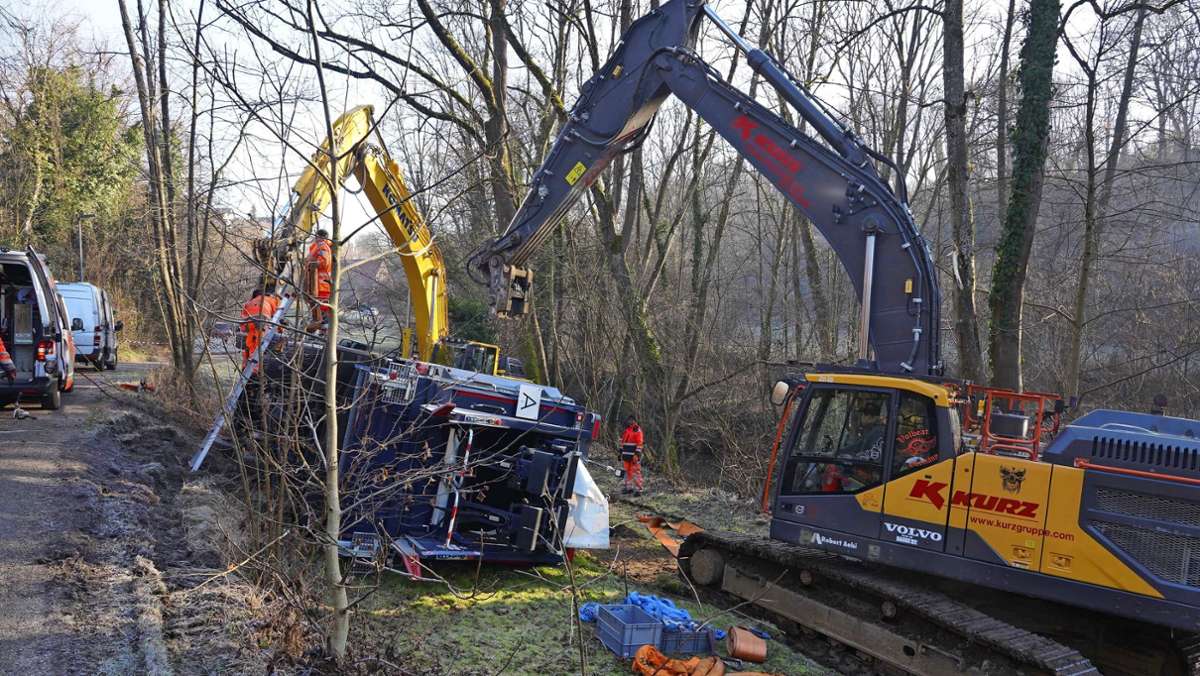 Nach Unfall in Sachsenheim: Heikle Bergung eines havarierten Mülllasters