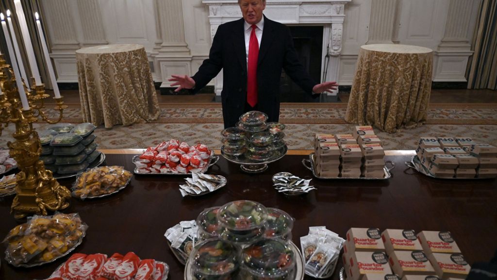  Der Haushaltsstreit dauert an, aber US-Präsident Donald Trump schmeißt eine gigantische Fast Food-Party für die Football-Mannschaft der Clemson University. Es soll Pizzen, 300 Hamburgern und „sehr, sehr viele Pommes frites“ gegeben haben. 