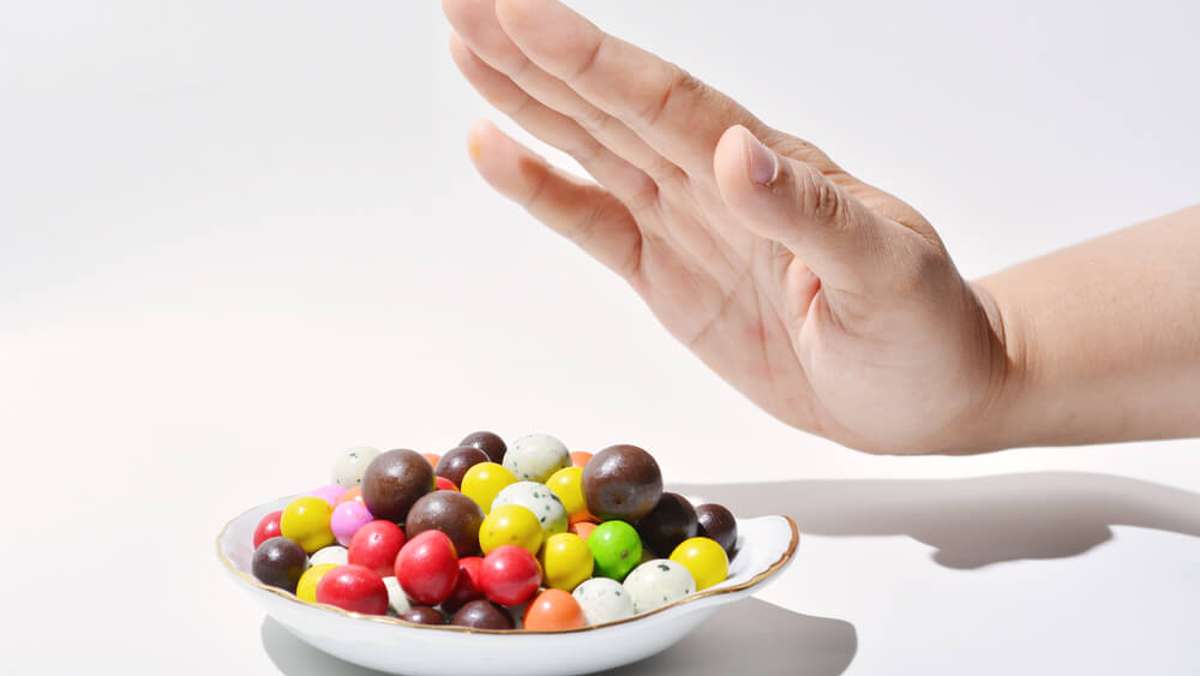 Ist es möglich, allein durch den Verzicht auf Süßigkeiten Gewicht zu verlieren? Das klären wir in diesem Beitrag.